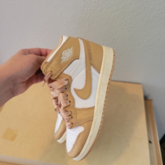 Jordan's 1 Retro High OG (Little Kid) - Picture 2 of 5